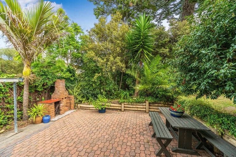 Photo of property in 2/7 Sandford Street, Campbells Bay, Auckland, 0630