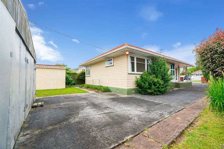 Photo of property in 40 Edwards Avenue, Henderson, Auckland, 0610
