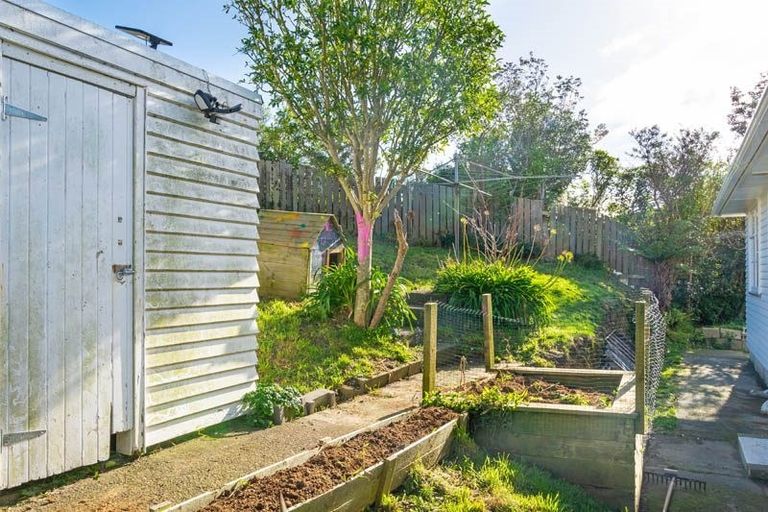 Photo of property in 38 Lyndfield Lane, Newlands, Wellington, 6037