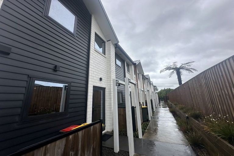 Photo of property in 7/170 Don Buck Road, Massey, Auckland, 0614