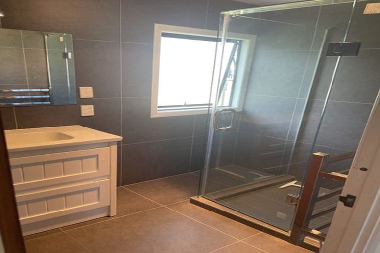 Photo of property in 11 Santiago Crescent, Unsworth Heights, Auckland, 0632