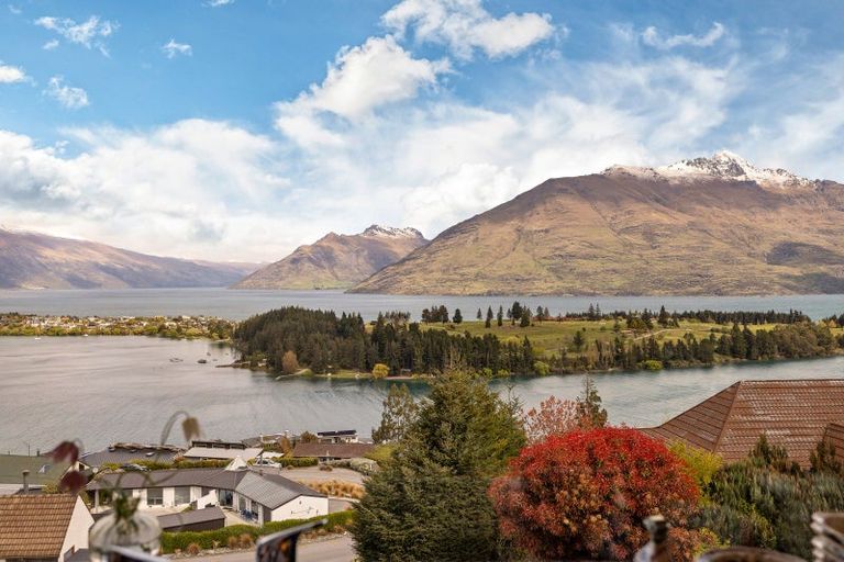 Photo of property in 9 Wakatipu Heights, Queenstown, 9300