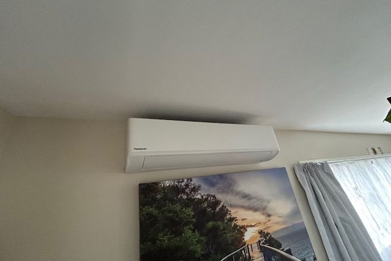 Photo of property in 17 Rothesay Bay Road, Rothesay Bay, Auckland, 0630