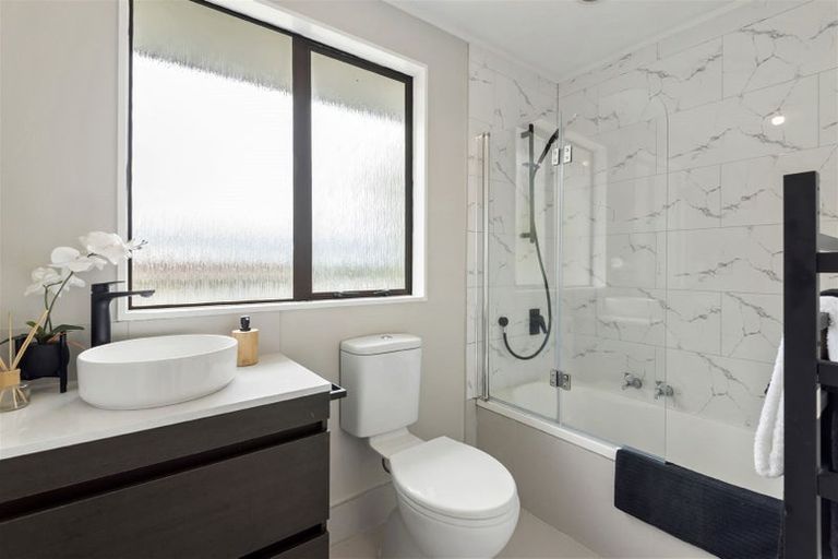 Photo of property in 2/14 Moxham Grove, Massey, Auckland, 0614