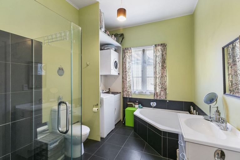 Photo of property in 14 Rua Street, Lyall Bay, Wellington, 6022