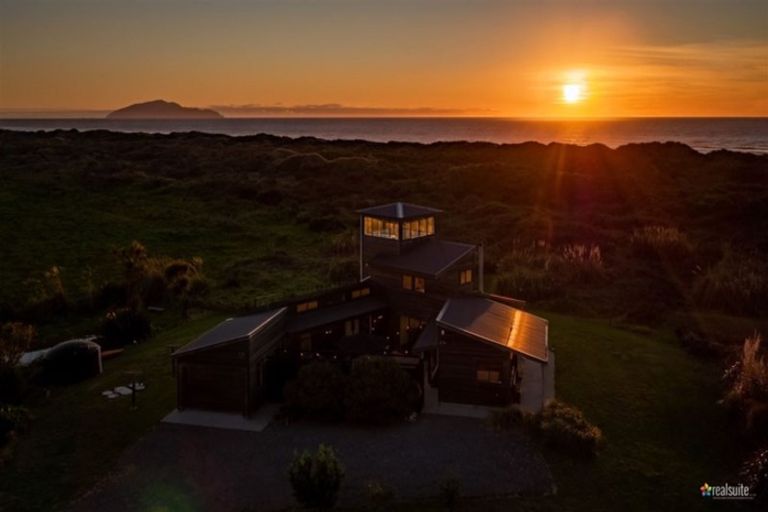 Photo of property in 80 Reay Mackay Grove, Waikawa Beach, Manakau, 5573
