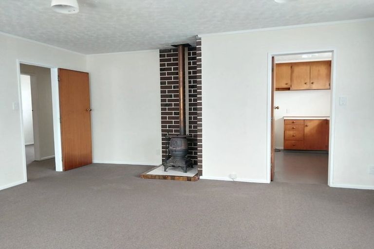 Photo of property in 10 Kingsbridge Place, Newlands, Wellington, 6037