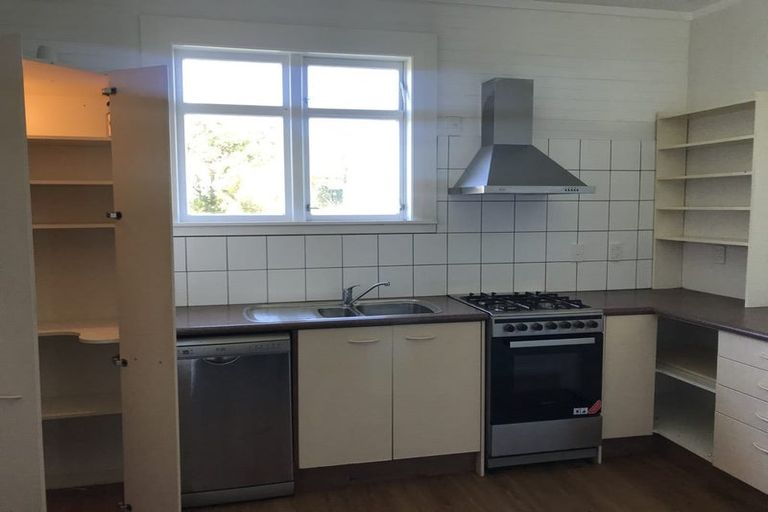 Photo of property in 94 Endeavour Street, Lyall Bay, Wellington, 6022