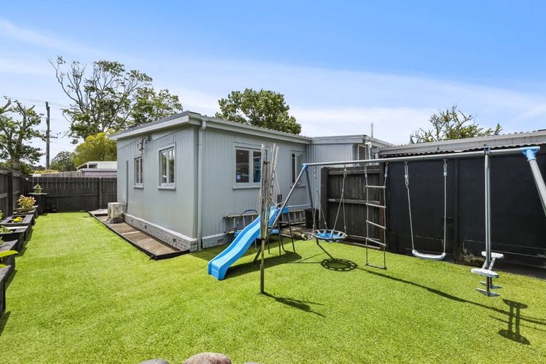 Photo of property in 2/176 Henderson Valley Road, Henderson, Auckland, 0612