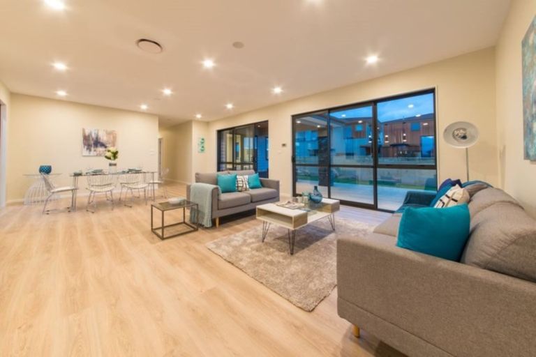 Photo of property in 15 Grove Way, Riverhead, 0820