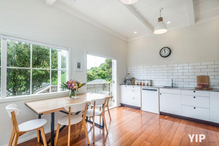 Photo of property in 11 Lyndfield Lane, Newlands, Wellington, 6037