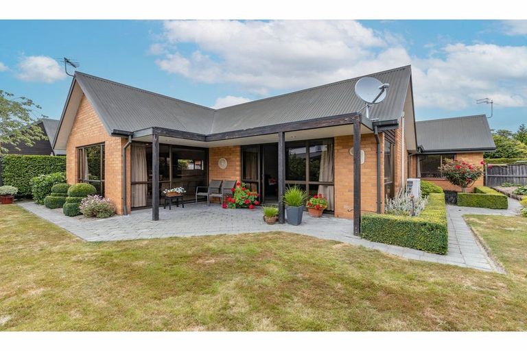 Photo of property in 35 Glenburn Place, Avonhead, Christchurch, 8042
