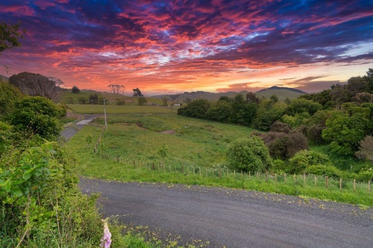 Photo of property in 13 Robertson Close, Manakau, 5583