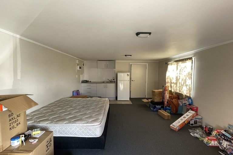 Photo of property in 21 Sunnyside Road, Sunnyvale, Auckland, 0612
