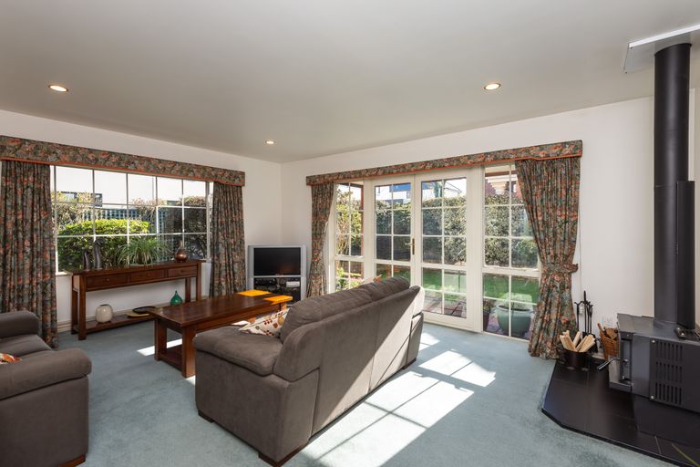 Photo of property in 2/61 Hawkesbury Avenue, St Albans, Christchurch, 8014