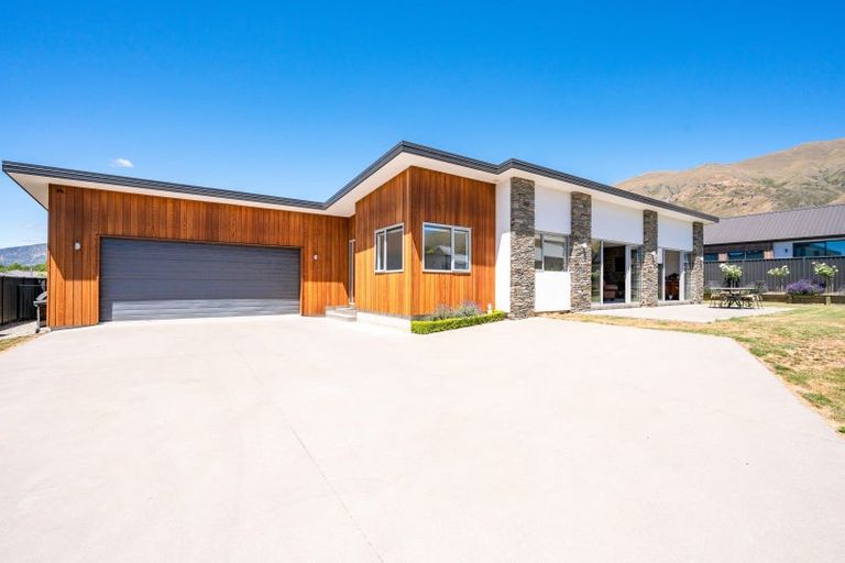 Photo of property in 7 Macandrew Lane, Wanaka, 9305