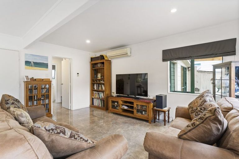 Photo of property in 2/9 Barcroft Place, Clendon Park, Auckland, 2103
