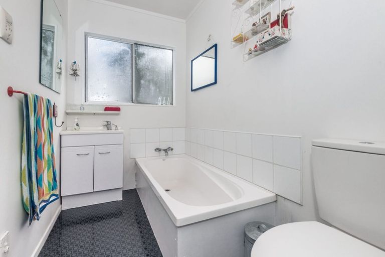 Photo of property in 33 Omega Street, Newlands, Wellington, 6037