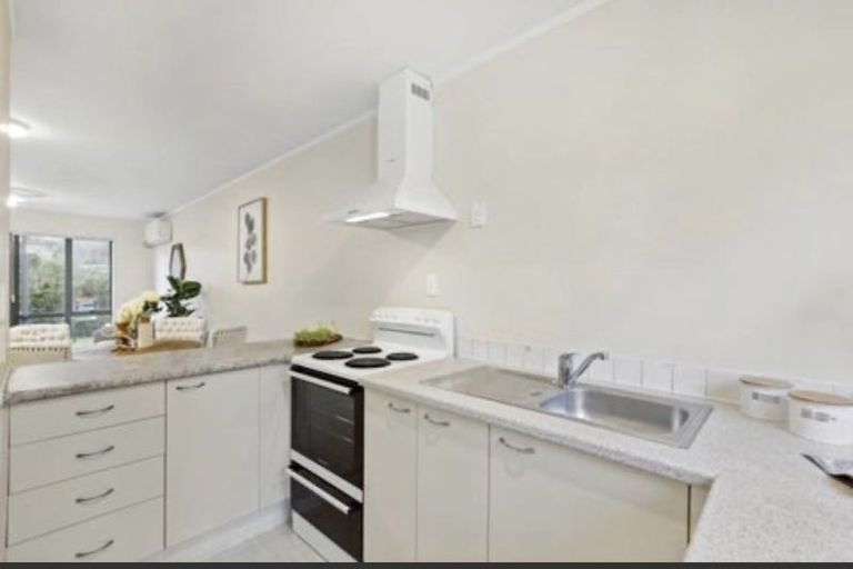 Photo of property in 11/12 Blueridge Close, Sunnyvale, Auckland, 0612