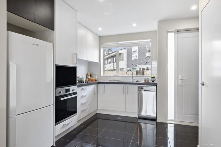 Photo of property in 2u6 Stone Street, Miramar, Wellington, 6022