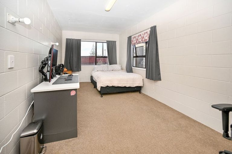 Photo of property in 1/2 Northall Road, New Lynn, Auckland, 0600