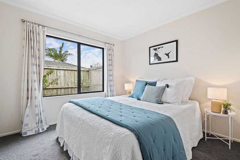 Photo of property in 12 Fearnley Grove, Albany, Auckland, 0632