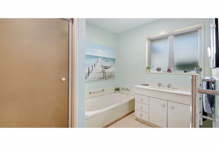 Photo of property in 356 Yaldhurst Road, Russley, Christchurch, 8042