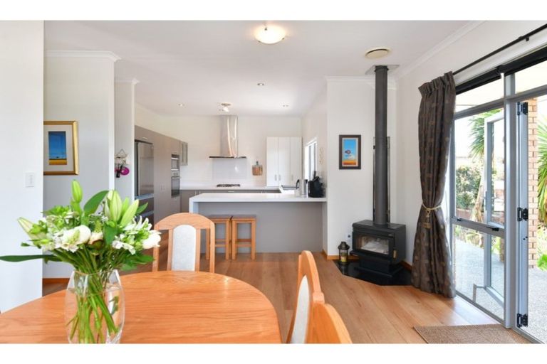 Photo of property in 10 Seamount Drive, Red Beach, 0932