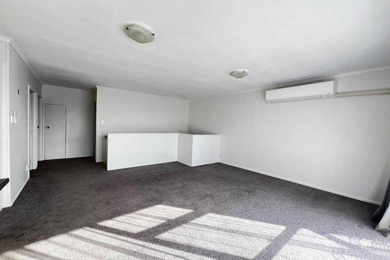 Photo of property in 2/3 Sovereign Place, Glenfield, Auckland, 0629
