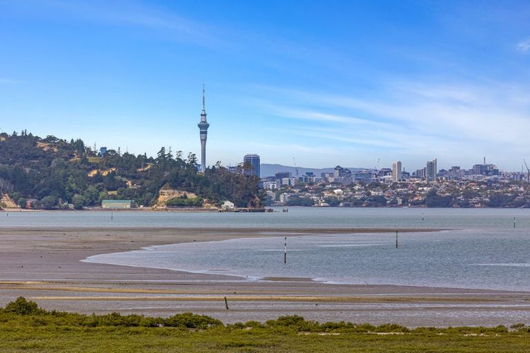 Photo of property in 25 Oakpark Place, West Harbour, Auckland, 0618