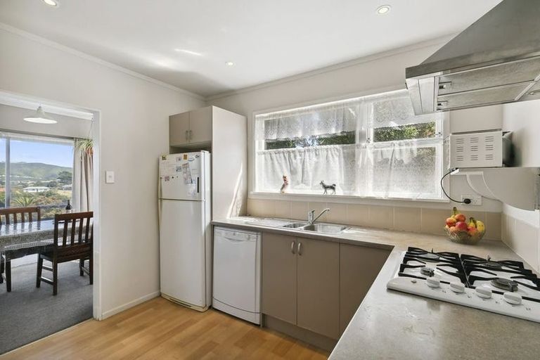 Photo of property in 23 Griffiths Grove, Newlands, Wellington, 6037