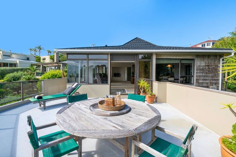Photo of property in 10 Chelverton Terrace, Red Beach, 0932