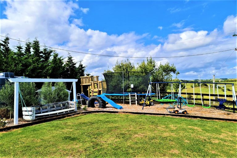 Photo of property in 7 Mountain Road, Kaiwaka, Maungaturoto, 0587