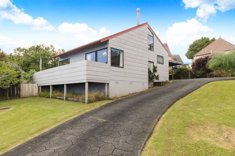Photo of property in 16 Woodhouse Place, West Harbour, Auckland, 0618