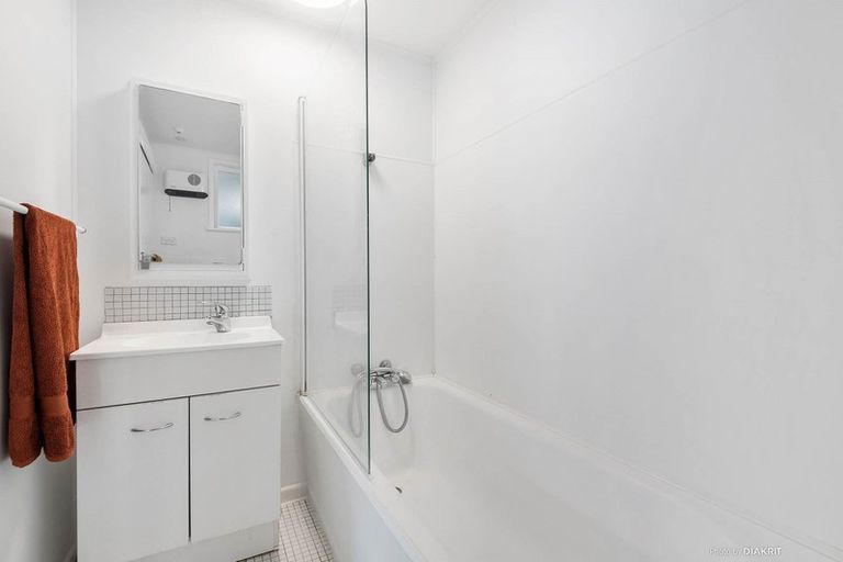 Photo of property in Victoria Court, 4u8 Queen Street, Mount Victoria, Wellington, 6011