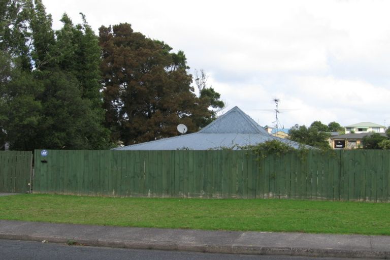 Photo of property in 71 Kemp Road, Massey, Auckland, 0614