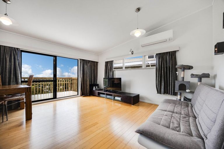 Photo of property in 92 Knights Road, Rothesay Bay, Auckland, 0630