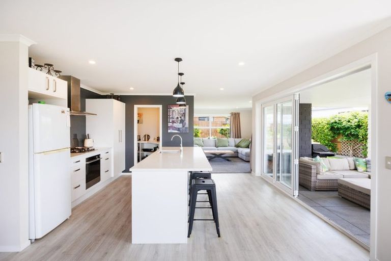 Photo of property in 132 Johnstone Drive, Fitzherbert, Palmerston North, 4410