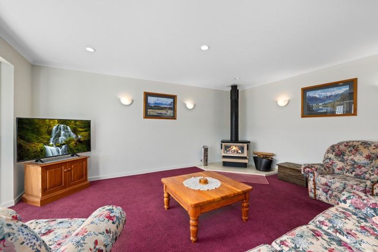 Photo of property in 28 Ranui Street, Waikawa, Picton, 7220