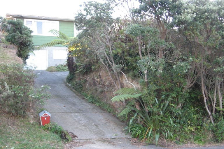 Photo of property in 6 Lyndfield Lane, Newlands, Wellington, 6037