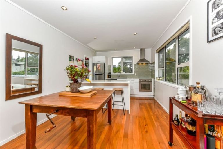 Photo of property in 18 Grassmere Road, Henderson Valley, Auckland, 0612