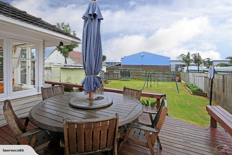 Photo of property in 20 Edwards Avenue, Henderson, Auckland, 0610