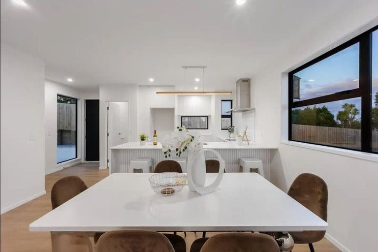Photo of property in 5/71 West Coast Road, Glen Eden, Auckland, 0602