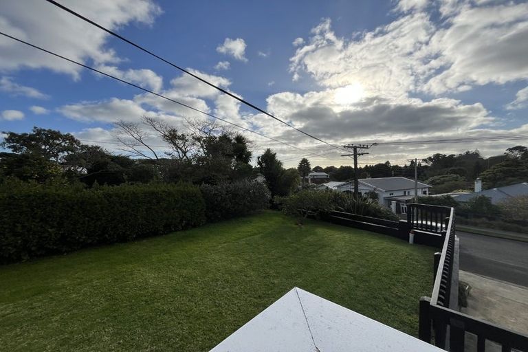 Photo of property in 54 Waiwaka Terrace, Strandon, New Plymouth, 4312