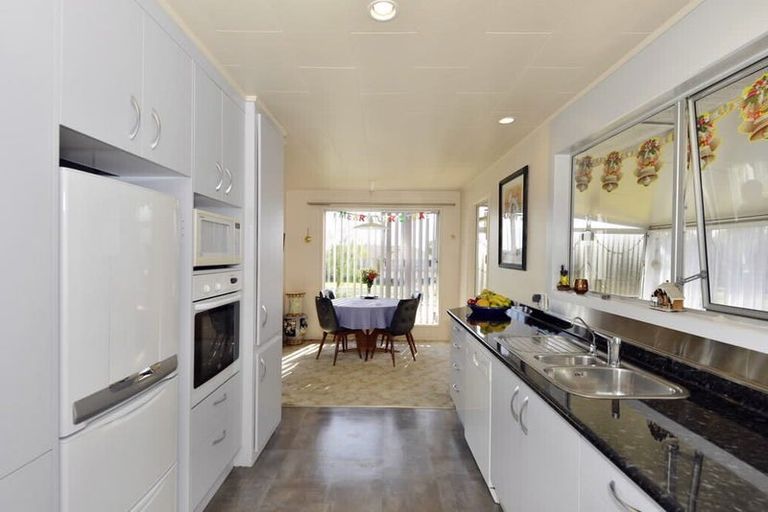 Photo of property in 25 Allington Road, Massey, Auckland, 0614