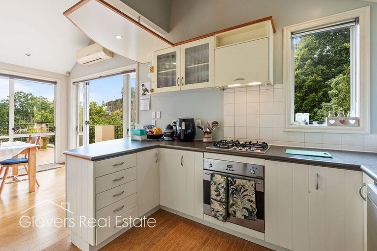Photo of property in 23a Woodfern Crescent, Titirangi, Auckland, 0604