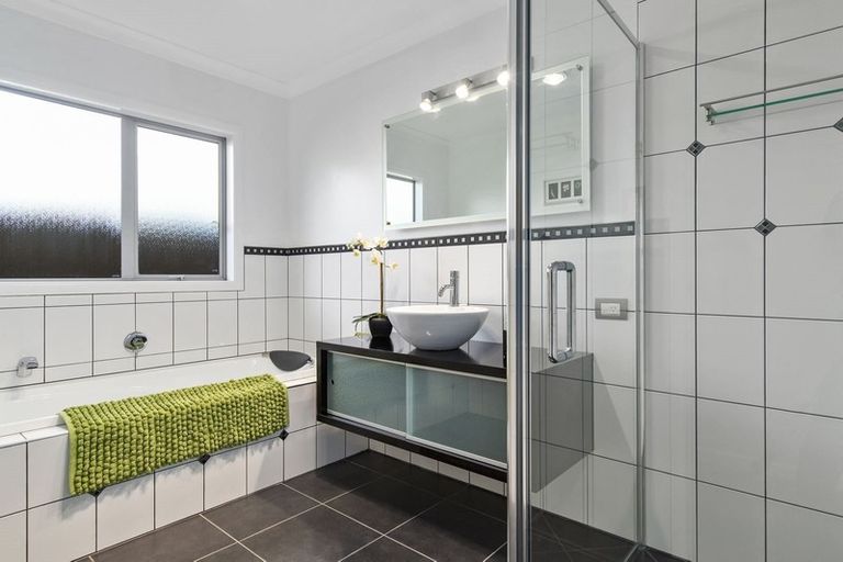 Photo of property in 8 Jellicoe Drive, Hamilton East, Hamilton, 3216