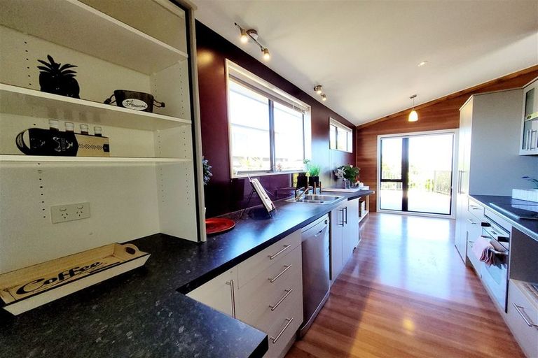 Photo of property in 10 Bayswater Place, Newlands, Wellington, 6037
