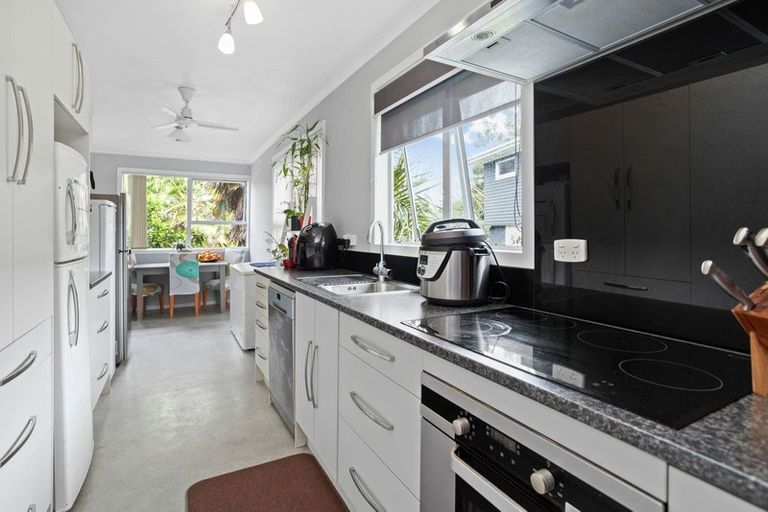 Photo of property in 121 Ennis Avenue, Pakuranga Heights, Auckland, 2010