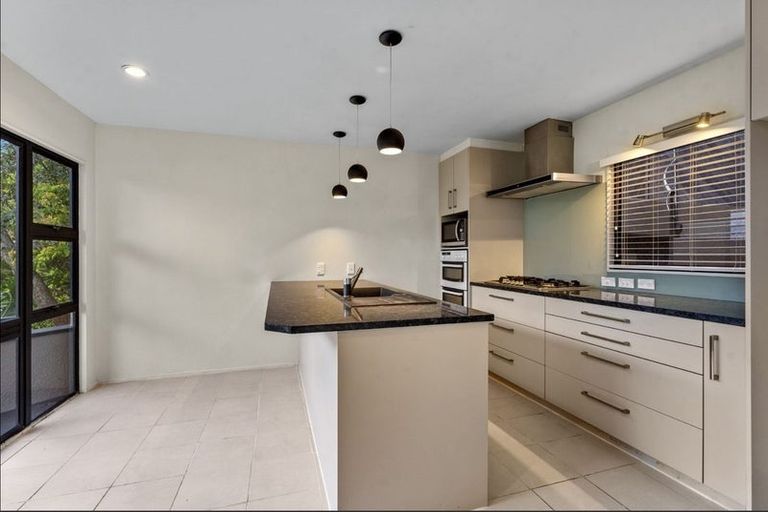 Photo of property in 2/102 Queen Street, Northcote Point, Auckland, 0627